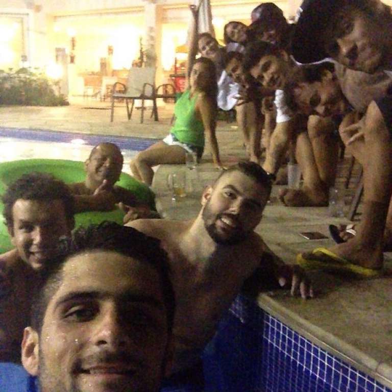 Neymar curte a madrugada com amigos em piscina