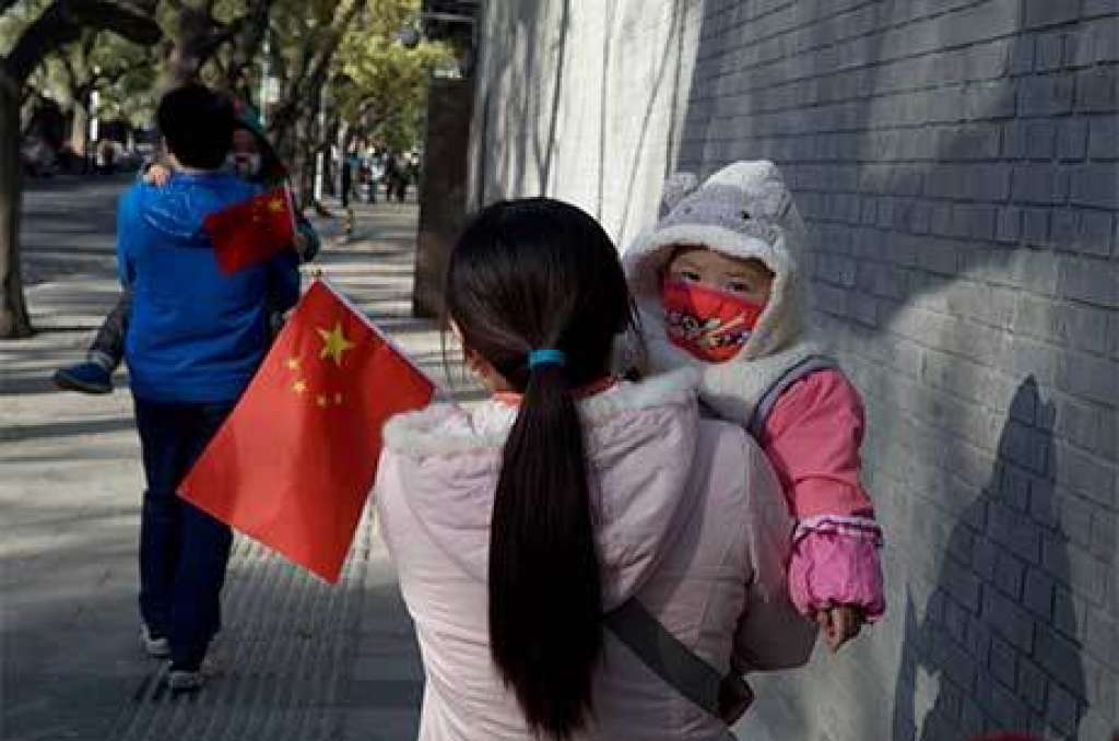 Mãe chinesa vai à Justiça após levar multa por violar política de um filho só