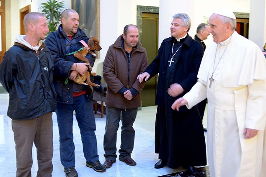 Em comemoração do seu aniversário, Papa Francisco chama moradores de rua para café
