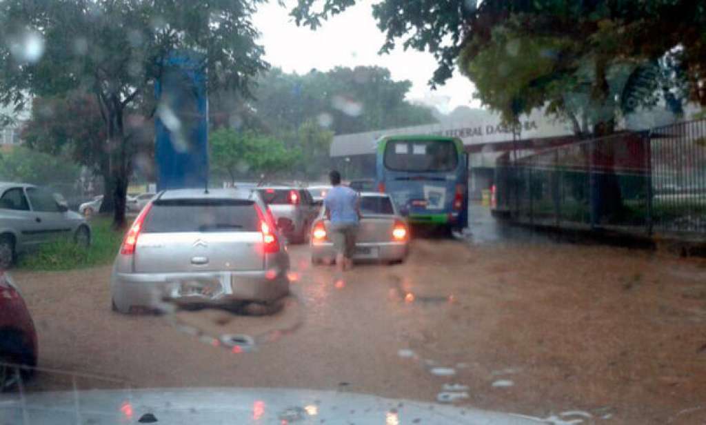 Chuva causa pontos de alagamento em Salvador; veja fotos