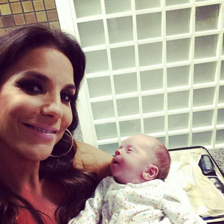 Ivete Sangalo visita filha de Solange Almeida e posa para foto ao lado do bebê