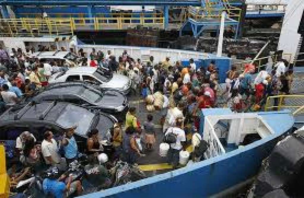 População espera cerca de 1h para embarcar no Ferry de Salvador nesta segunda-feira (30)