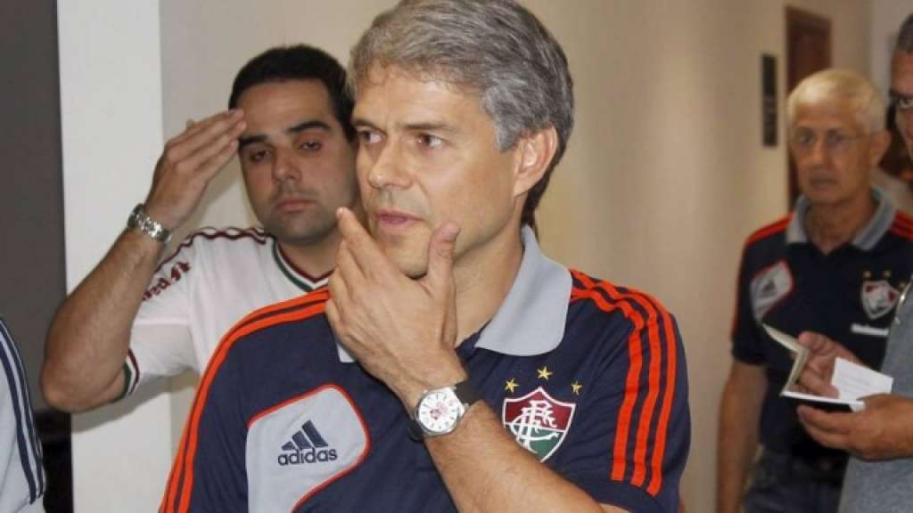 Presidente do Fluminense se espanta com cobrança do patrocinador e nega ter dúvida sobre técnico, mas não revela nome
