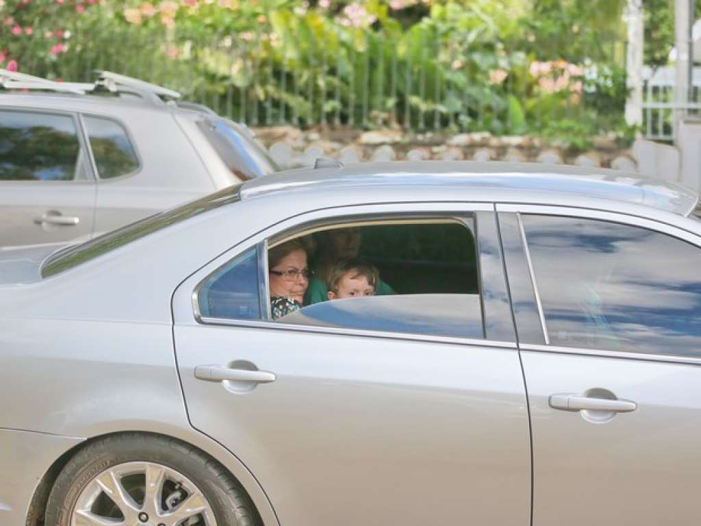 Pelo Twitter, Dilma se desculpa por levar criança no colo em carro no RS