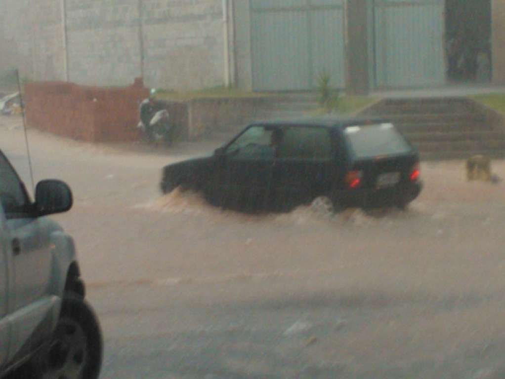 Chuva em Camaçari: ruas ficaram alagadas e moradores ilhados; veja fotos