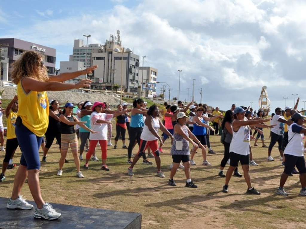Profissionais de Educação Física dão aulas de alongamento, ginástica e Swing baiano na Orla de Salvador