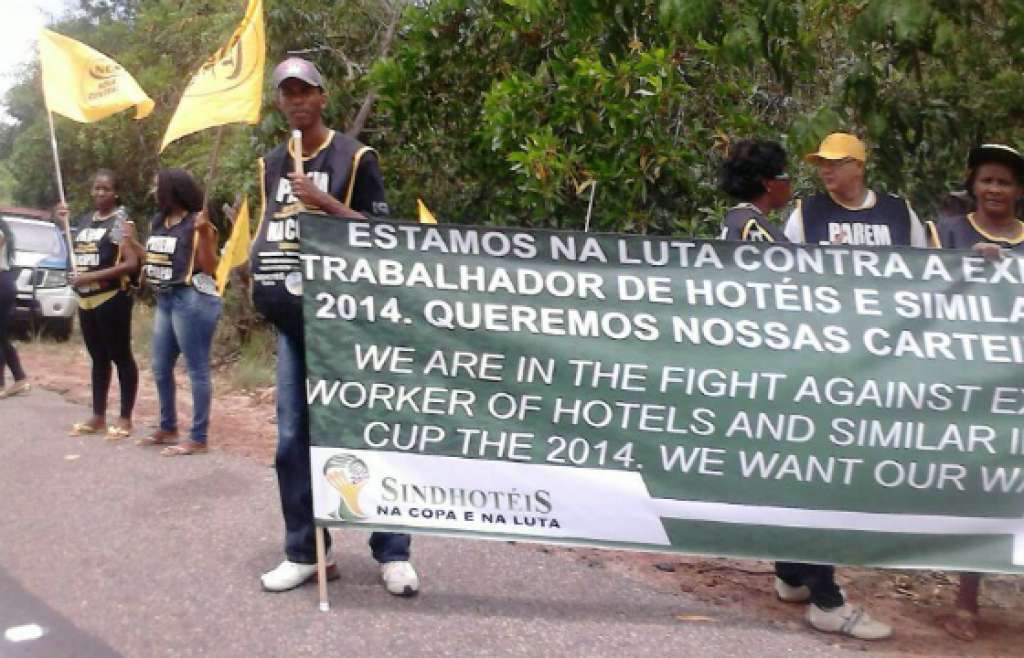 Sorteio Copa do Mundo: Trabalhadores do sindicato de Hotéis protestam na entrada do Complexo de Sauípe