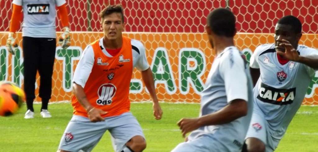 Sombra de Juan, lateral do Vitória busca mais espaço no time em 2014