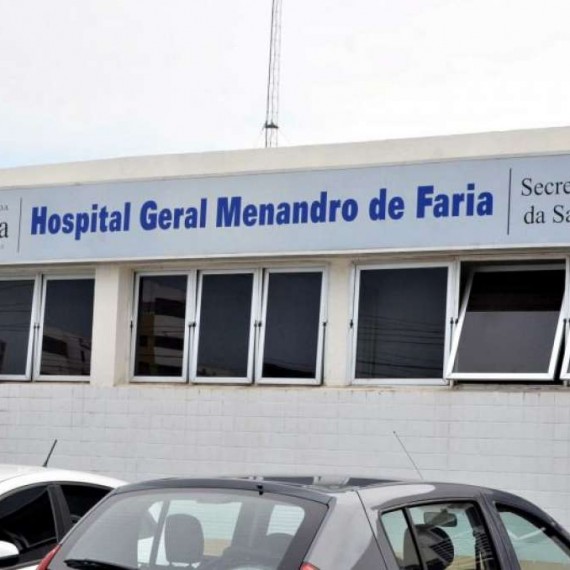 Vítima foi socorrida ao Hospital Menandro de Farias.