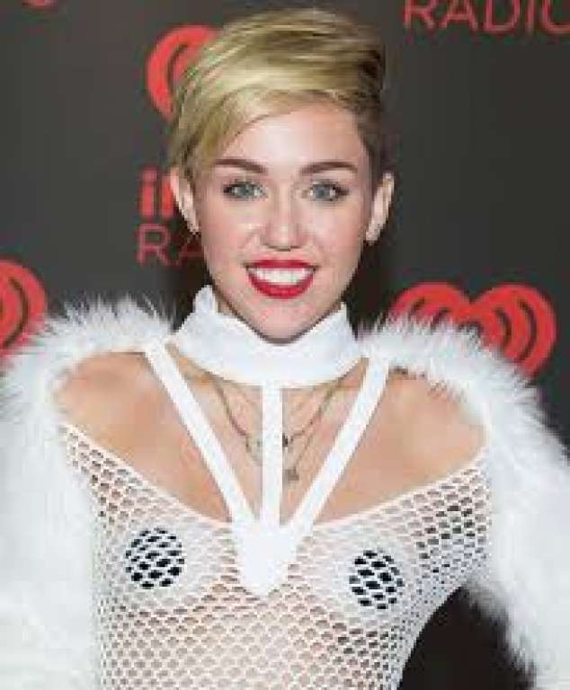 Em novo clipe Miley Cyrus simula masturbação