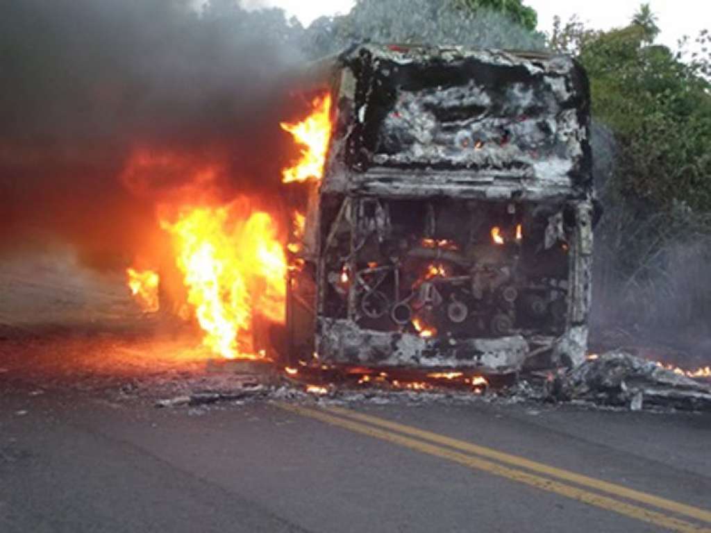 Ônibus pega fogo após acidente com moto; uma pessoa morreu