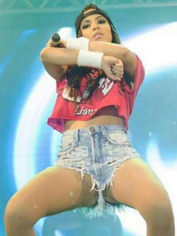 Anitta quase mostra demais durante show no Rio de Janeiro