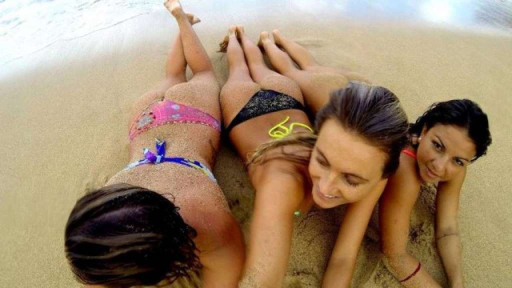 Musa do surfe, Alana Blanchard posa com amigas com bumbum cheio de areia