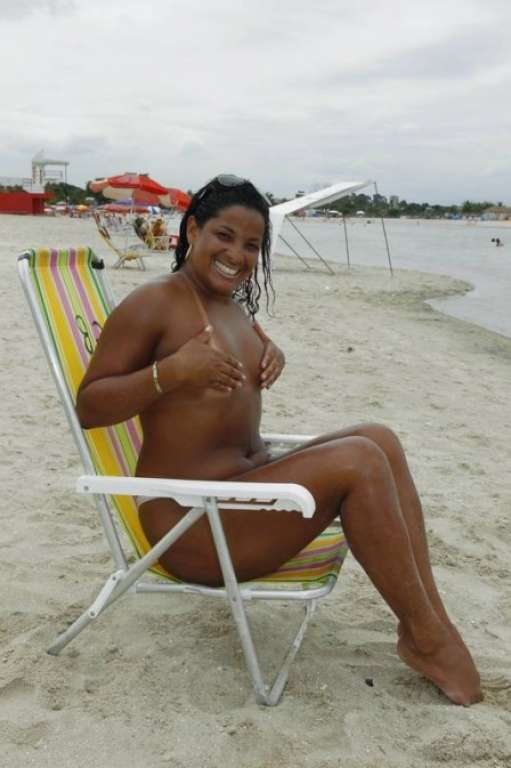 Ramos de peito aberto: frequentadoras de piscinão apoiam topless