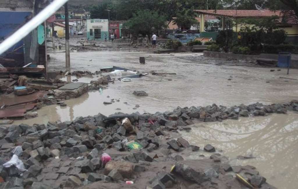 Forte chuva deixa 10 mortos e mais de 150 desabrigados em Lajedinho