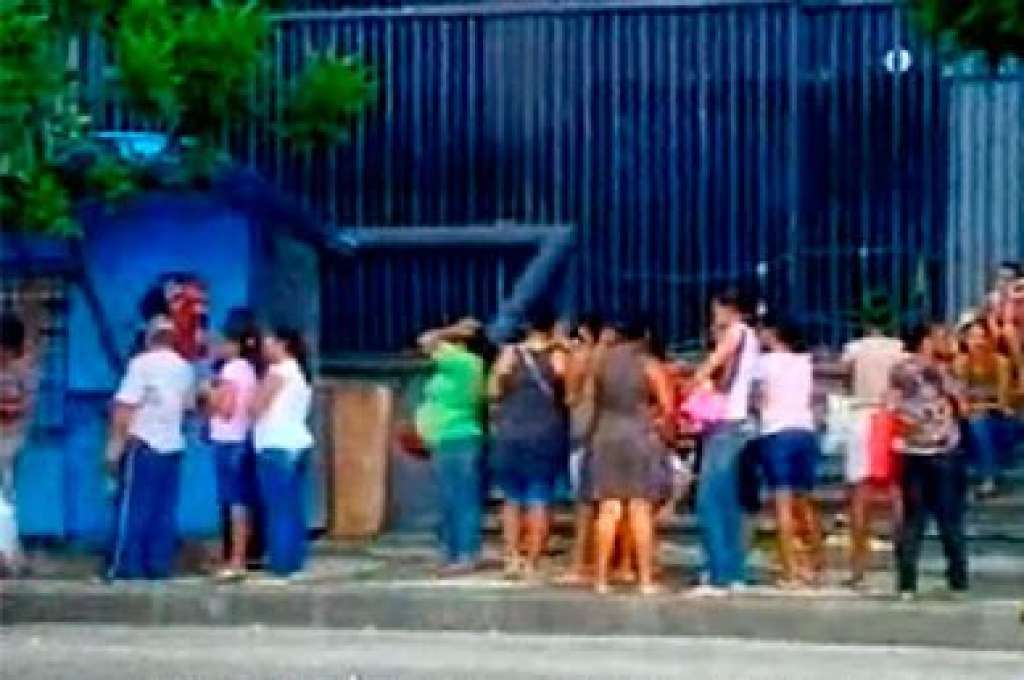Recadastramento do Bolsa Família causa longa fila em Salvador
