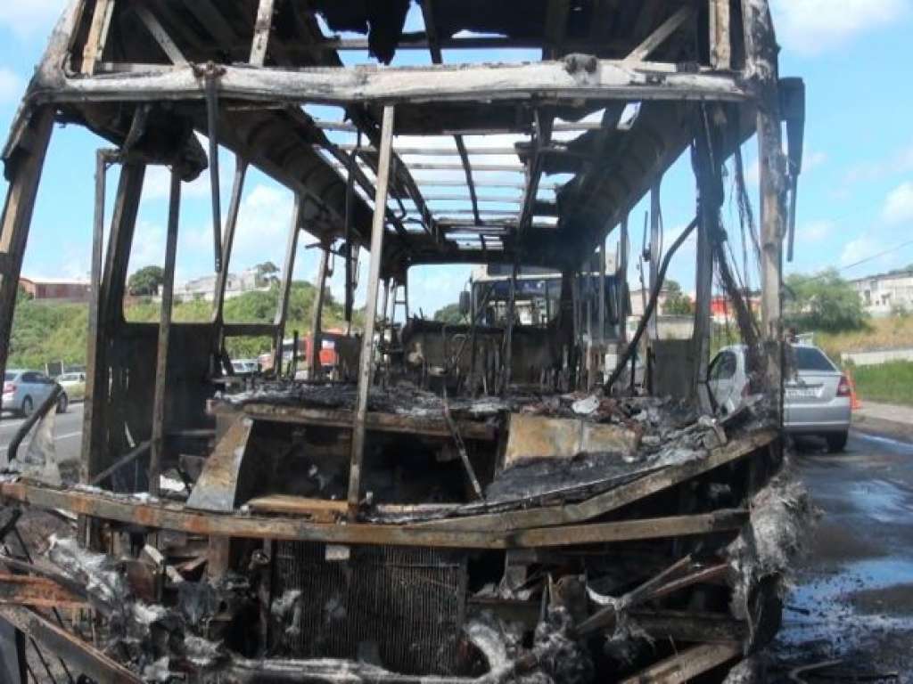 Manifestantes queimam ônibus em repúdio à ação da polícia na Valéria