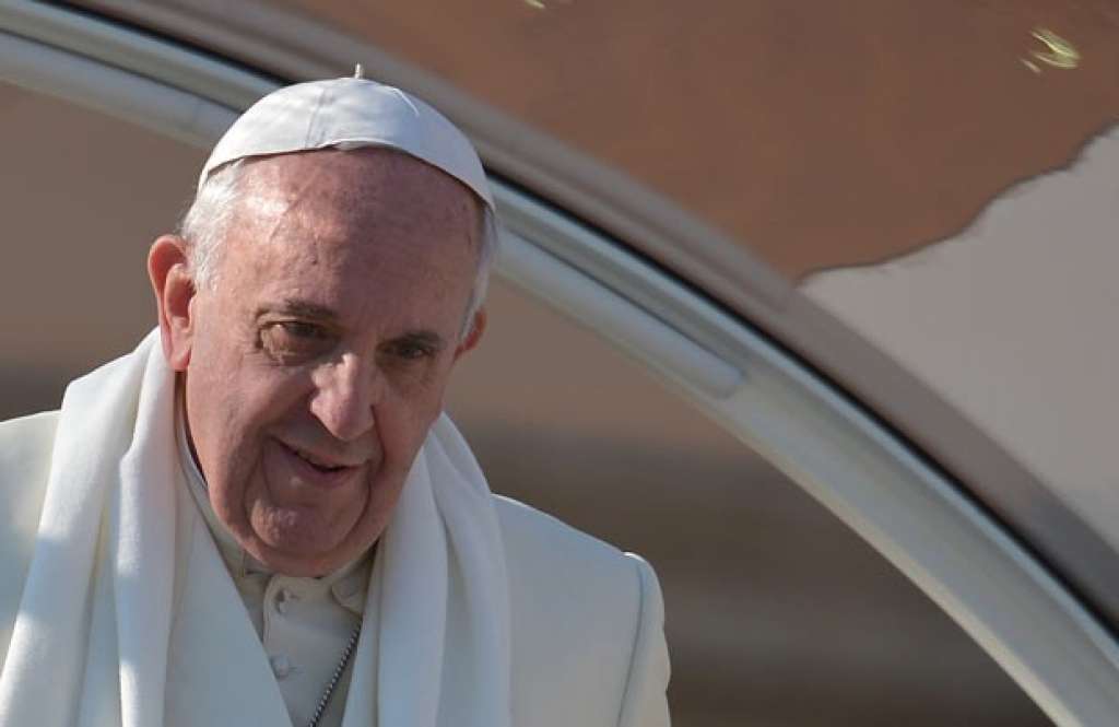 Papa critica salários milionários e bônus altos em mensagem de paz