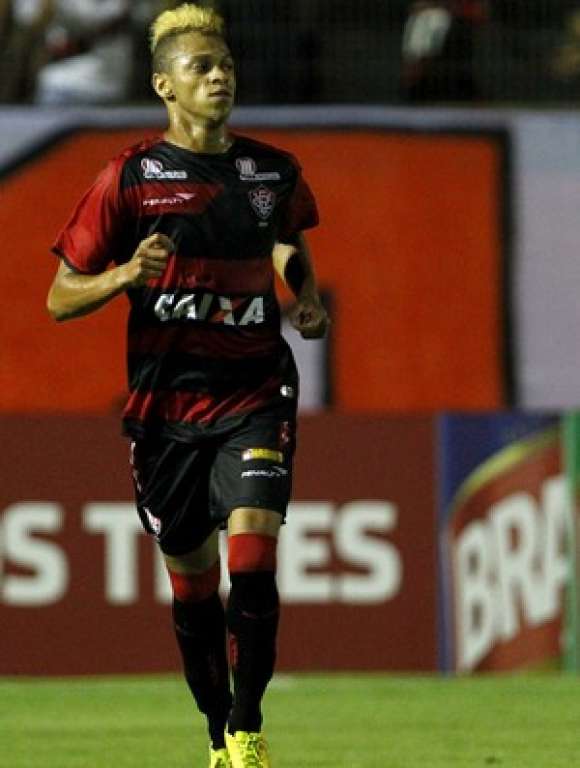 Corinthians encaminha contratação de William Henrique: ‘É real’, diz atleta