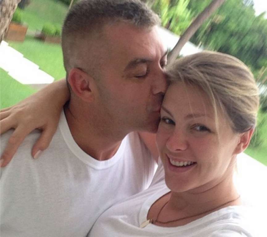 Sem maquiagem, Ana Hickmann ganha beijo do marido no último dia do ano