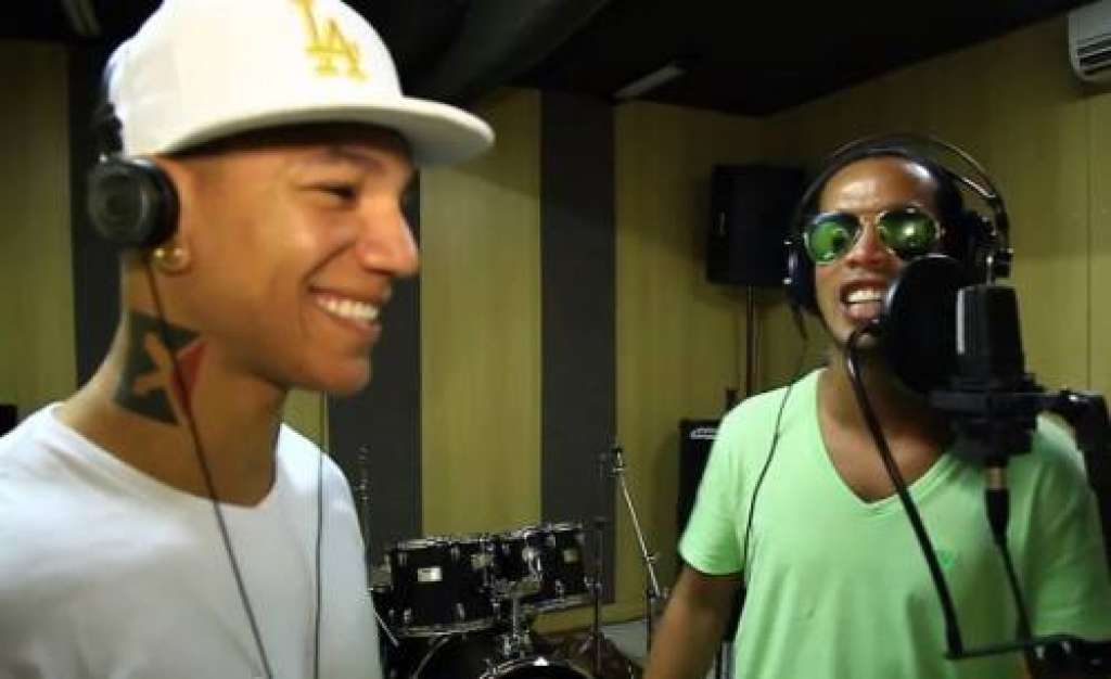 Ronaldinho Gaúcho solta a voz e grava clipe com Edcity