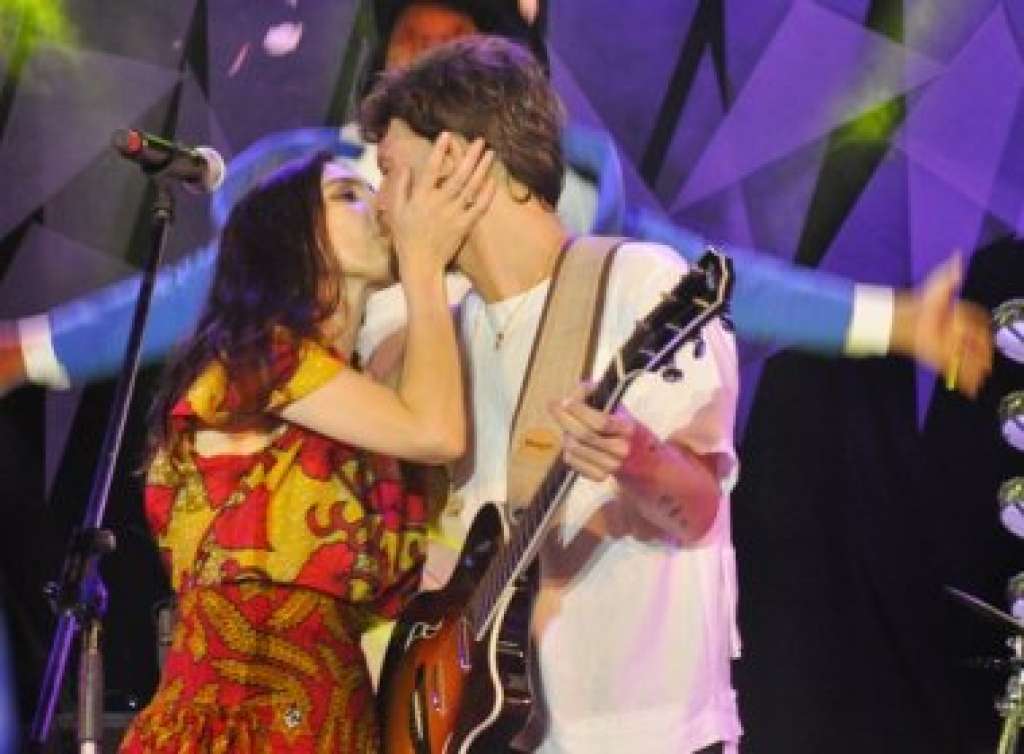 Saulo Fernandes é surpreendido por beijo de Adriana Calcanhoto