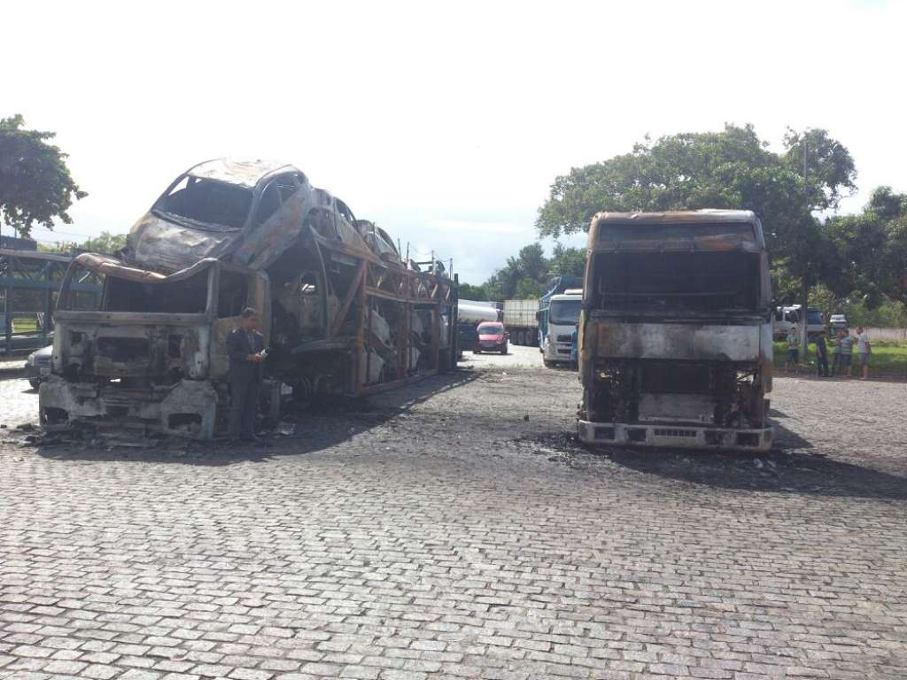 Camaçari: Caminhão cegonha e carreta tanque são totalmente destruídos por incêndio