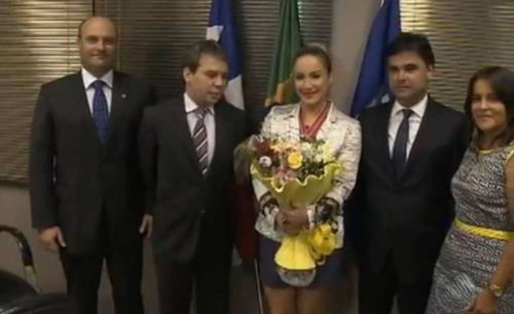 Claudia Leitte recebe Medalha ao Mérito do Ministério Público