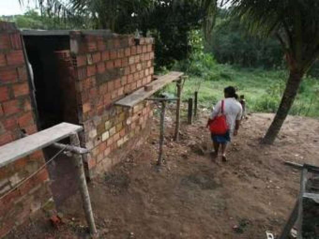 Simões Filho: Fuzileiros navais são acusados de derrubar residência em Quilombo
