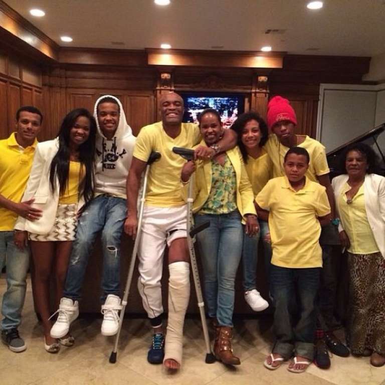 Anderson Silva posta foto de muletas com a família