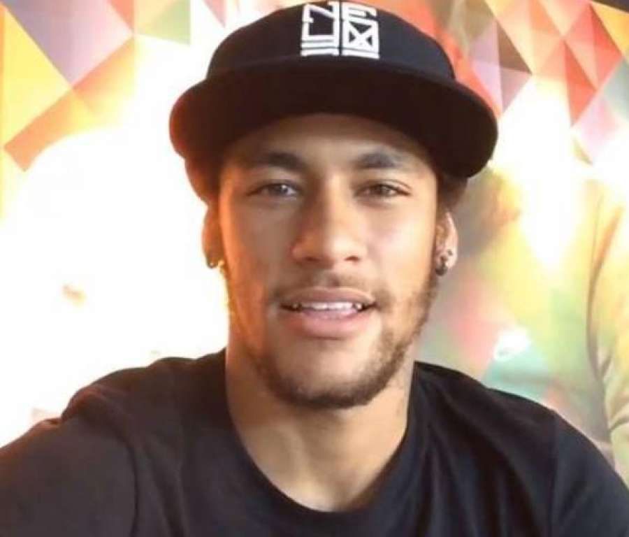 Após exame, Neymar aparece sorridente e promete: “Daqui a pouco tô de volta”