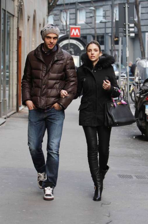 Kaká e Carol Celico passeiam pelas ruas em Milão