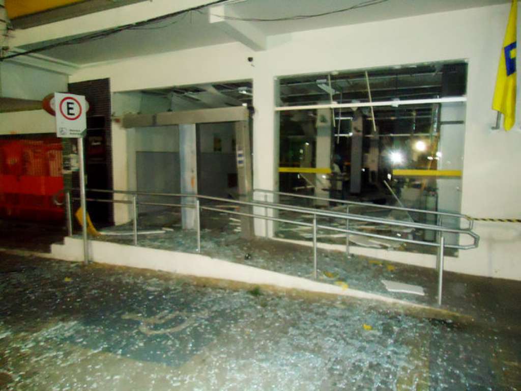 Bandidos explodem caixa eletrônico do Banco do Brasil