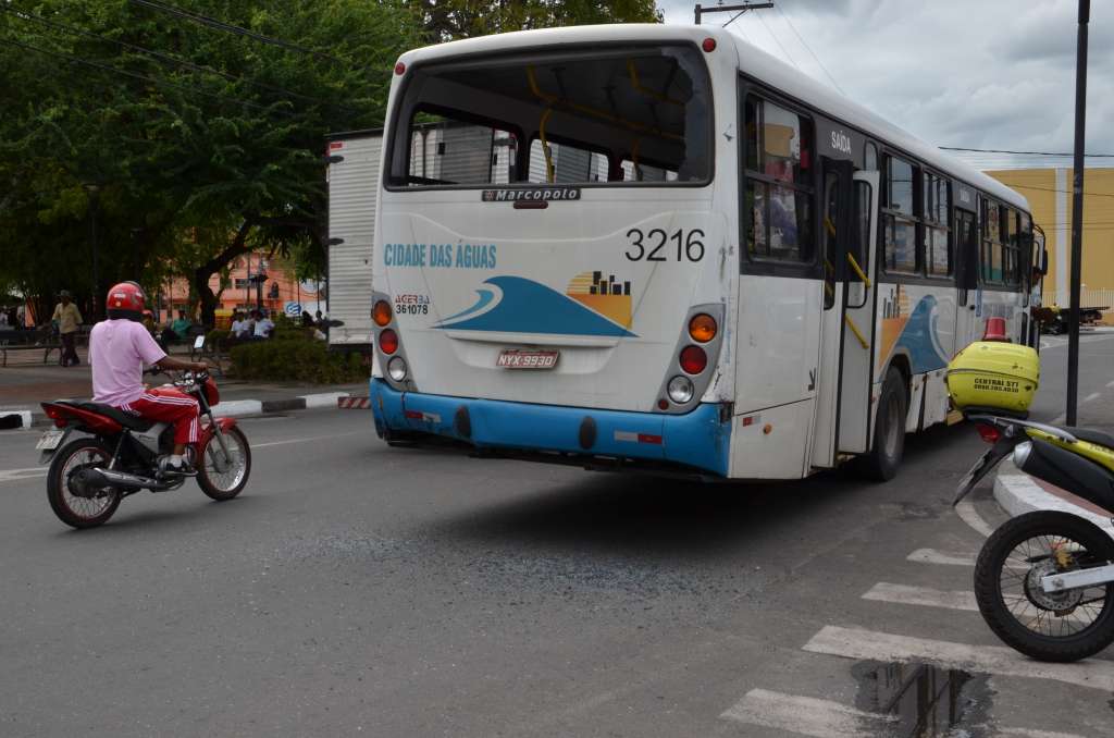 Dois ônibus colidem no Centro de Camaçari