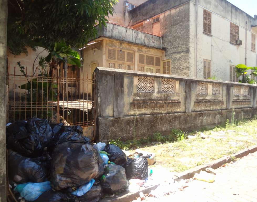 Moradores denunciam descarte inadequado de lixo produzido pela Biblioteca dos Barris