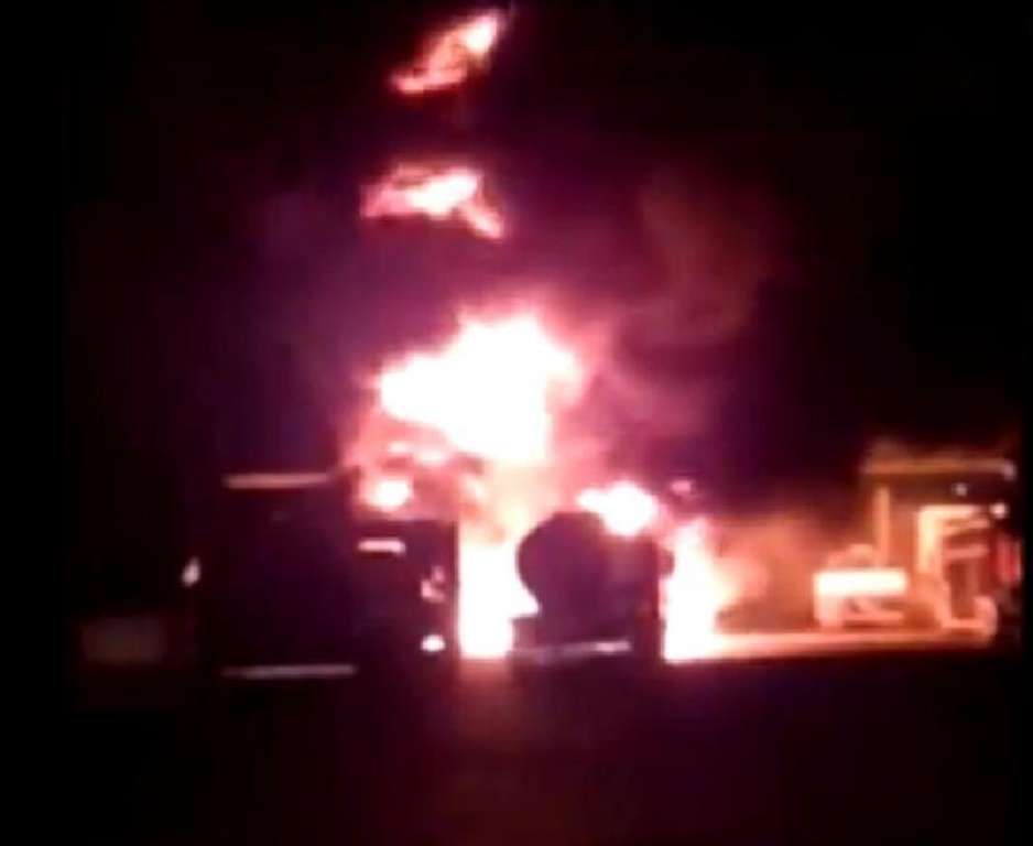 Vídeo: Assista o momento do incêndio que atingiu carreta e caminhão em Camaçari