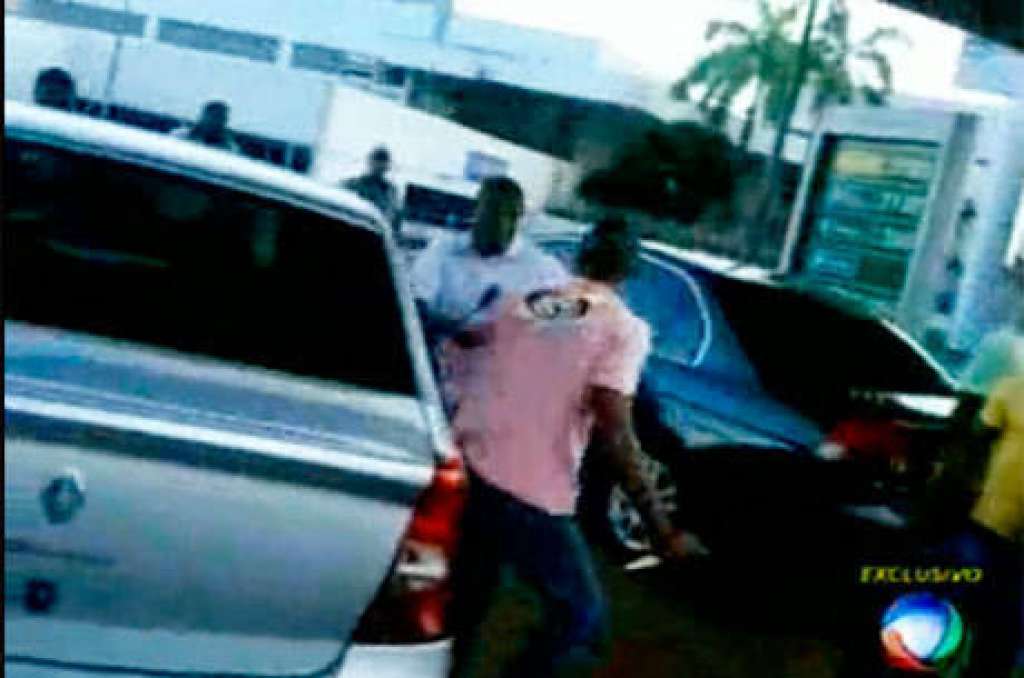 Taxista esfaqueia colega em briga por ponto de táxi; veja vídeo