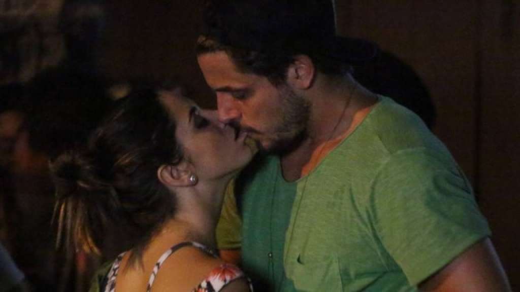 Lancellotti troca beijos com publicitário e é traída pelo macacão curtinho