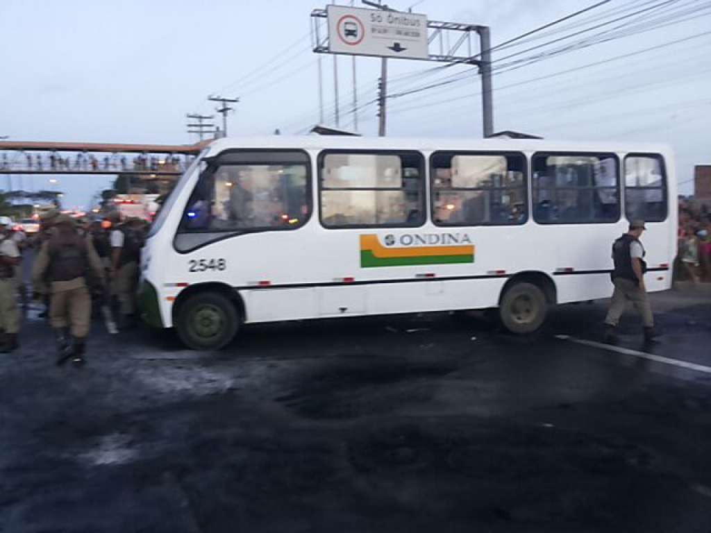 Moradores do Bairro da Paz incendeiam ônibus em forma de protesto após morte de criança por bala perdida