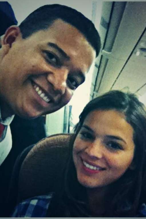 Bruna Marquezine vai ao encontro de Neymar em Barcelona; fã registra atriz dentro do avião