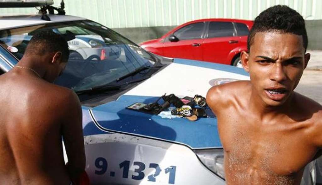 Perseguição policial termina em tiroteio e prisão na Pituba