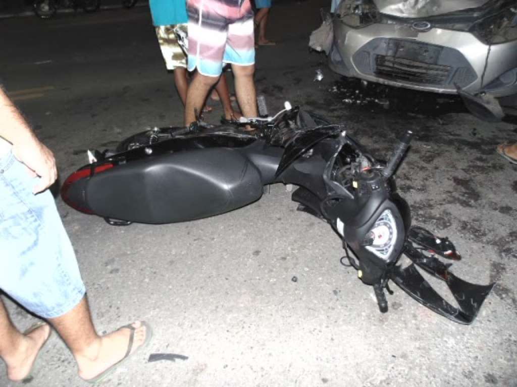 Acidente entre moto e carro, deixa motociclista ferido em Simões Filho