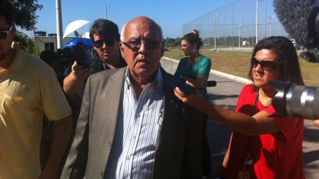 Advogado chega com roupas à casa de detenção em São Gonçalo para esperar saída de ator preso por engano