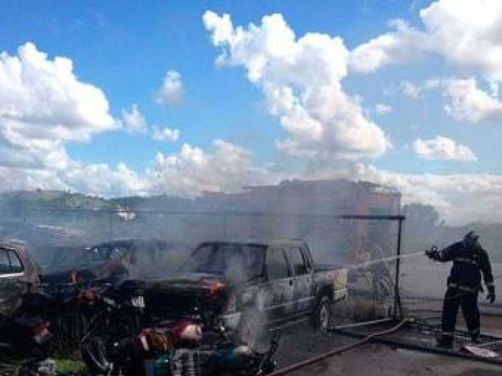 Ônibus e carros incendiados após morte de jovem em Itabuna