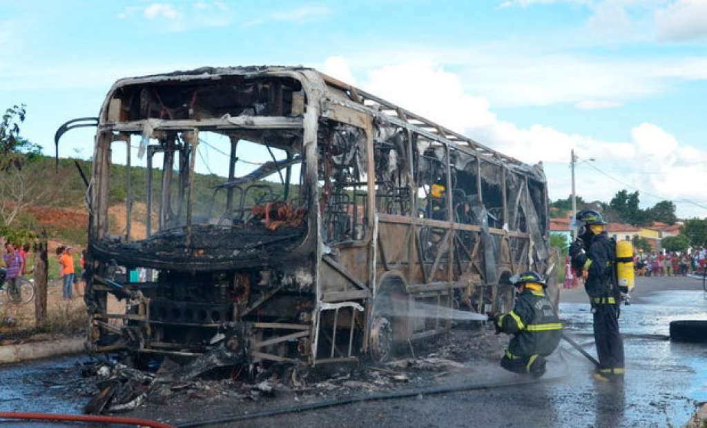 Ônibus é queimado em Conquista depois de ação da PM que matou 2 suspeitos