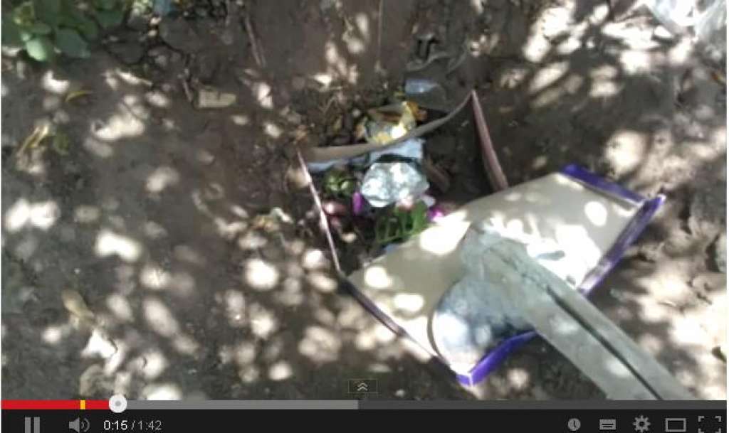 CENAS FORTES: Mãe enterra filho após parto; veja vídeo