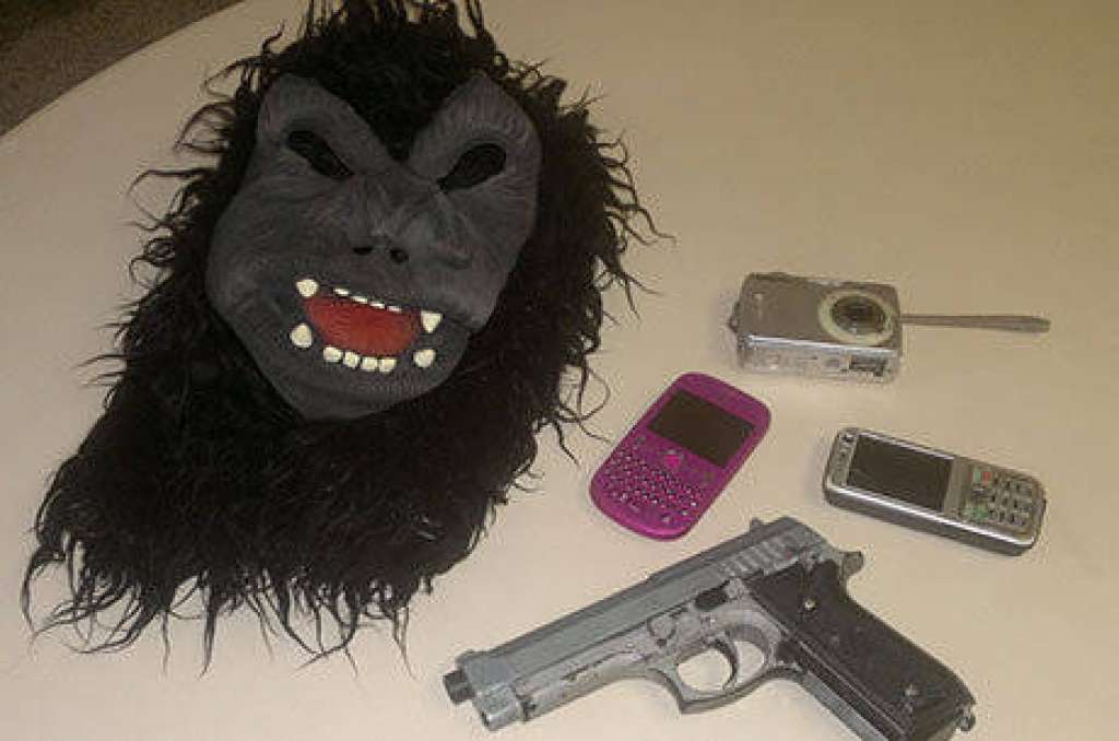Adolescente assaltava com máscara de gorila e arma de brinquedo em Salvador