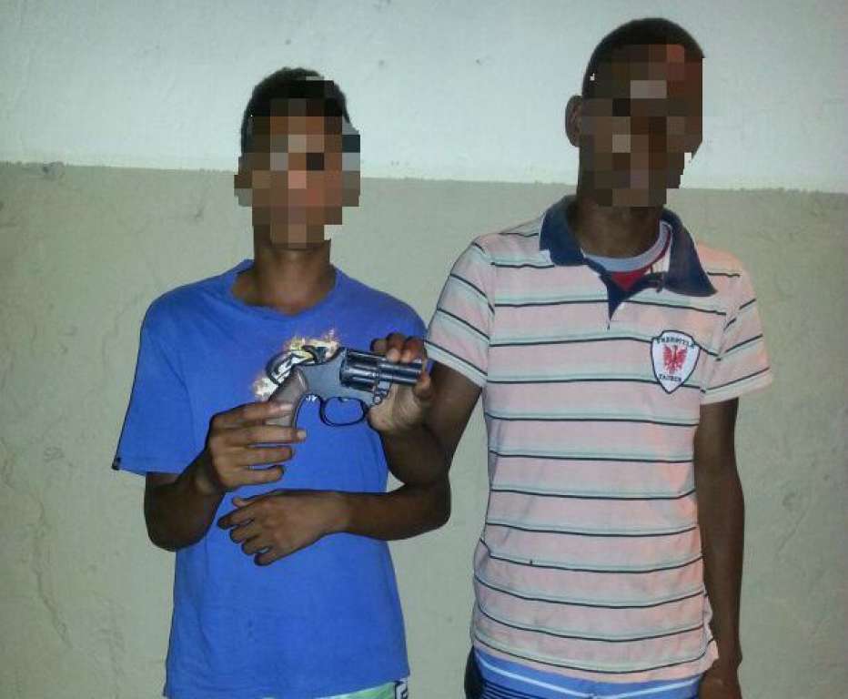 Simões Filho: Menores acusados de assaltos são presos com arma de brinquedo