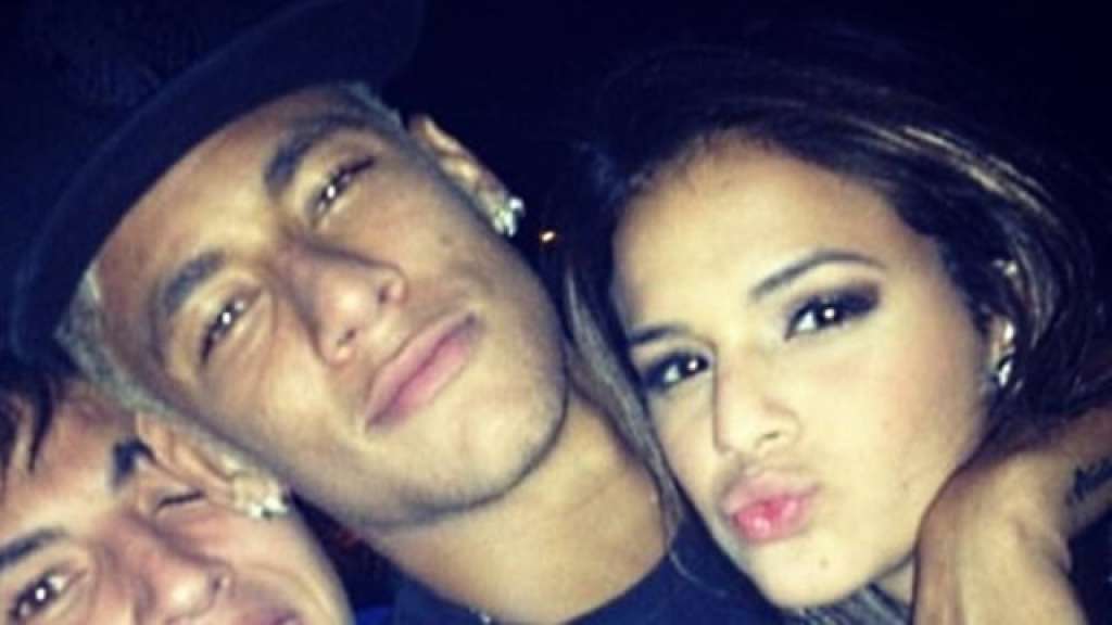 Neymar terminou o namoro com Bruna Marquezine por ciúme da atriz, diz revista; jogador já estaria ‘paquerando todas’