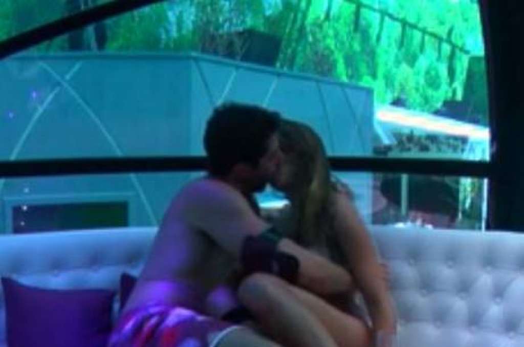 Finalmente! Marcelo e Angela se beijam na cápsula